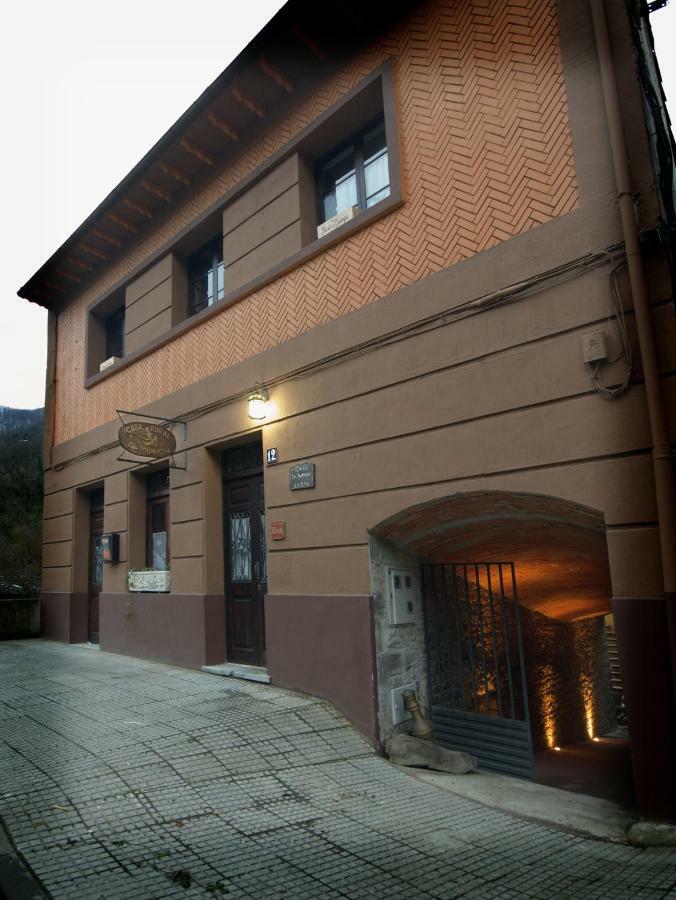 El Sumiciu Pensionat Mieres  Exteriör bild